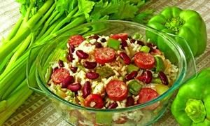 Salata cu fasole, orez şi cârnaţi jpeg