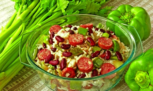 Salata cu fasole, orez şi cârnaţi jpeg