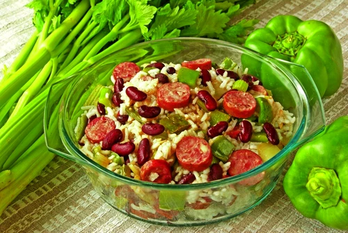 Salata cu fasole, orez şi cârnaţi jpeg