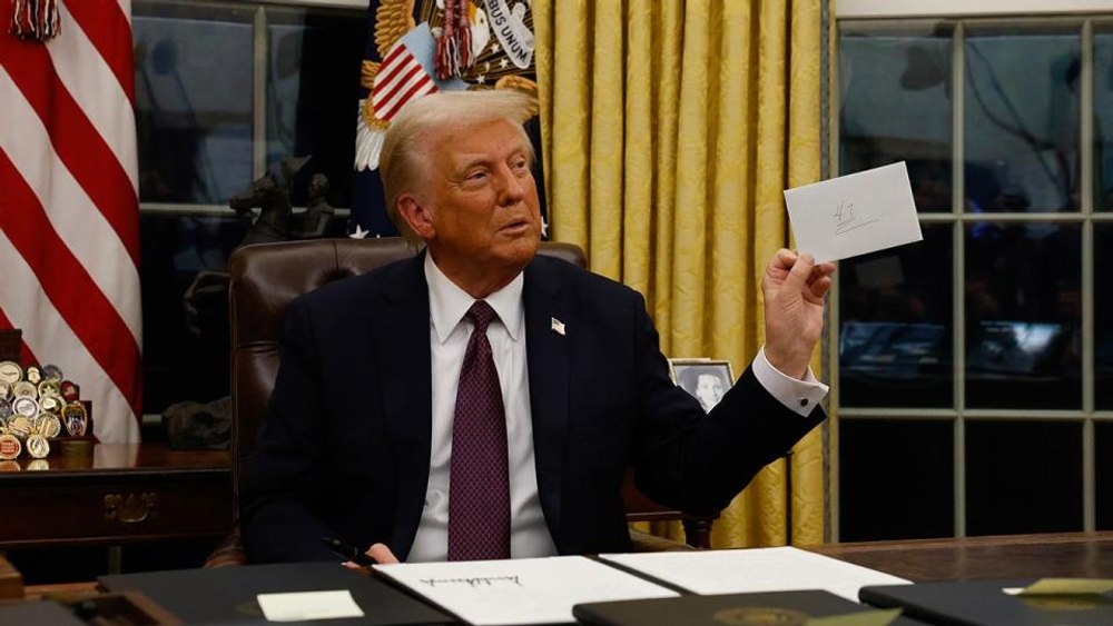 Momentul în care Donald Trump descoperă scrisoarea lăsată de Joe Biden