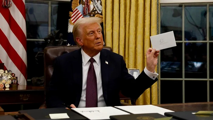 Președintele Donald Trump a arătat presei scrisoarea lăsată de Joe Biden FOTO via Fox News