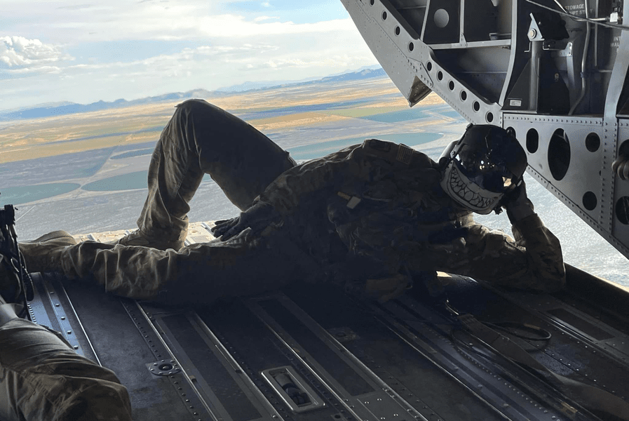 Momentul în care un soldat american cade de pe rampa elicopterului și rămâne agățat în vârful degetelor VIDEO