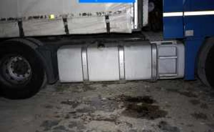 Hoţii de motorină au lăsat urme când au dat atacul la rezervorul autotrenului