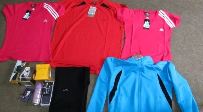 Şi în alte centre comerciale din ţară au fost confiscate haine FOTO arhivă Adevărul
