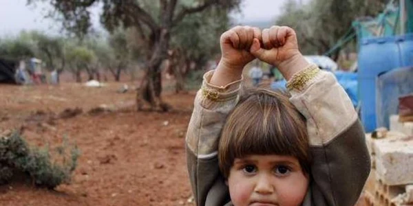 Fetita din Siria care credea ca va fi impuscata de obiectivul unui aparat de fotografiat FOTO @Nadia AbuShaban