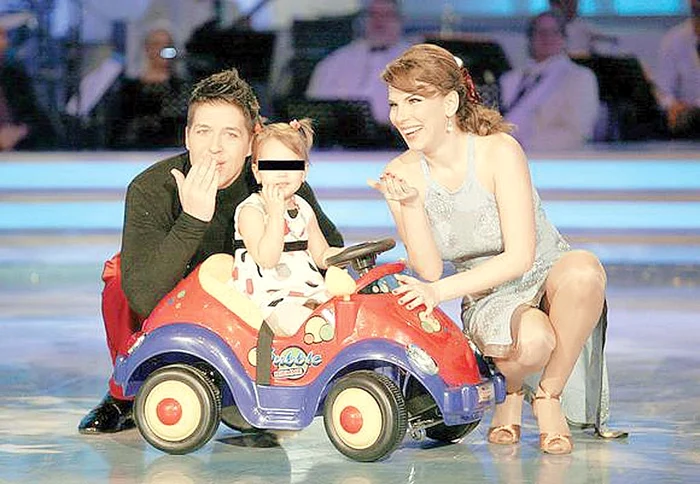 
    Jorge, Alina,  și Karina  pozau  cândva  în familia  fericită   