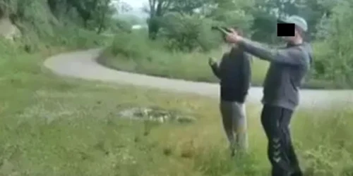 adolescent prins folosind arma