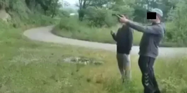 adolescent prins folosind arma