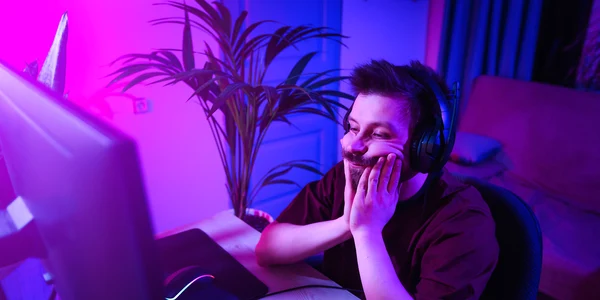 Gamer supărat nemulțumit deprimnat FOTO shutterstock 1893679681 jpg
