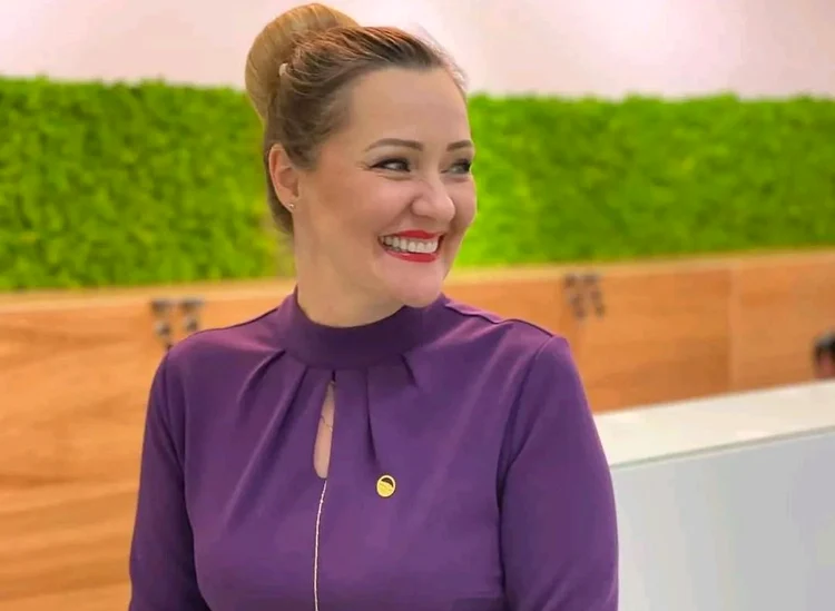 Elena Lasconi la 50 de ani primar Campulung Muscel (2) jfif