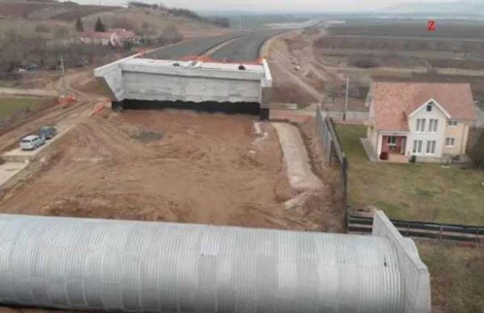 Locuinţa famililei Ţăran se află la câţiva metri de autostradă. Foto: captura youtube ”Z”