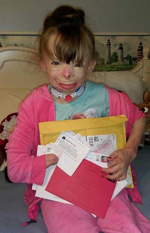 Safyre primeşte bucuroasă mesaje de la cei care vor să îi aducă o bucurie de Crăciun 