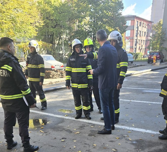 Incident periculos în Slatina: muncitorii au fisurat o conductă de gaze în timp ce schimbau rețeaua de apă