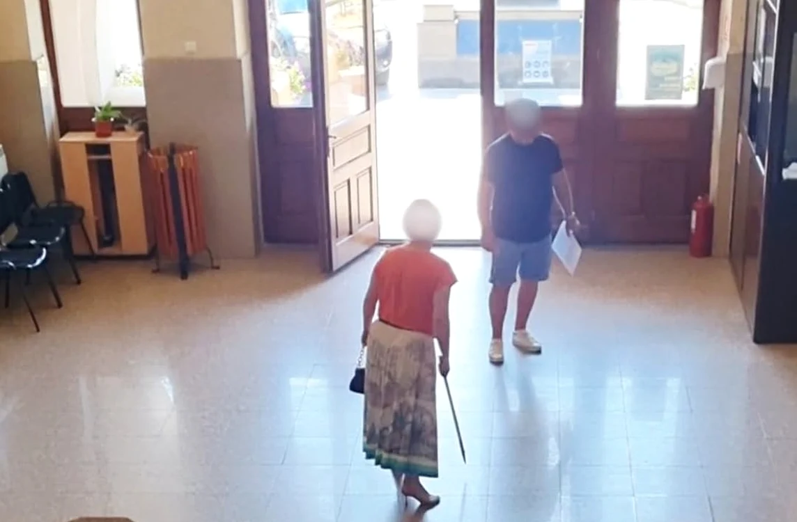 Femeia a lovit o angajată şi a provocat distrugeri. FOTO: Primăria Slatina