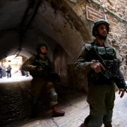 Trupele israeliene iau poziţia în jurul moscheii Ibrahimi cunoscută sub numele de Peştera Patriarhilor în vechiul oraş Hebron în Cisiordania FOTO EPA-EFE / Abed Al Hashlamoun