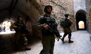 Trupele israeliene iau poziţia în jurul moscheii Ibrahimi cunoscută sub numele de Peştera Patriarhilor în vechiul oraş Hebron în Cisiordania FOTO EPA-EFE / Abed Al Hashlamoun