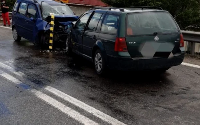 Accident rutier pe DN7 - E81 în Budeşti - Vâlcea - două maşini s-au ciocnit din cauza unui şofer băut Foto Adevărul