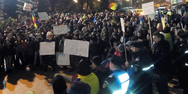 1.000 de suceveni au ieşit în stradă şi în această seară. FOTO Dănuţ Zuzeac