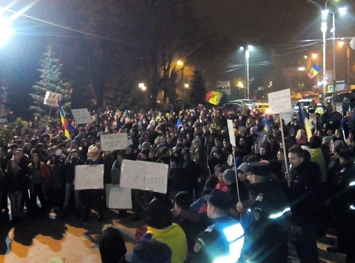 2.000 de suceveni au anunţat că vor ieşi în stradă şi în această seară. FOTO Dănuţ Zuzeac