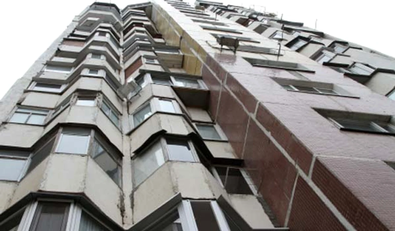 Bărbatul, alături de soţia şi copilul lor ameninţă că vor sări foto: jurnal.md