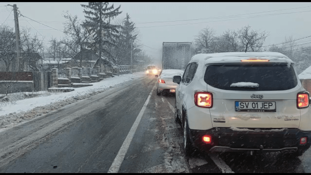 Haos în trafic, la Suceava din cauza ninsorii abundente, iarna a pus stăpânire pe drumuri VIDEO 