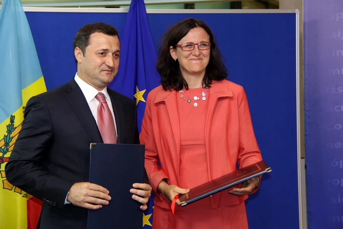 Vlad Filat, premierul în exerciţiu şi
Cecilia Malmstrom au semnat în 2012 Acordul de amendare a Acordului privind
facilitarea regimului de vize cu UE. FOTO Arhivă