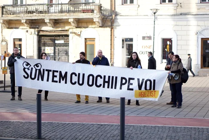 Mai mulţi protestatari s-au adunat în această după-amiază în faţa sediului PSD din Cluj-Napoca. FOTO Facebook Clau Morar