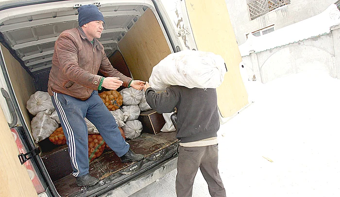 Sâmbătă dimineaţă la prima  oră, Cristian Băcioiu ne-a  încărcat duba cu alimente