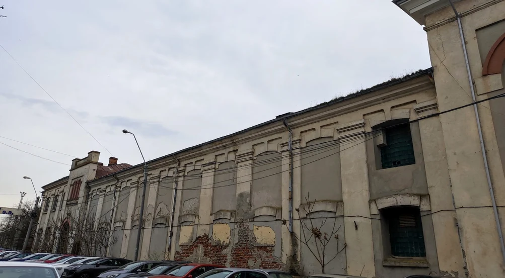 Clădirea „Pescăriile Statului” a ajuns o ruină FOTO: C.Mazilu
