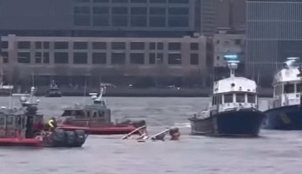 Un fost pilot, despre elicopterul prăbuşit în New York: „Totul în legătură cu acest accident este neobișnuit”