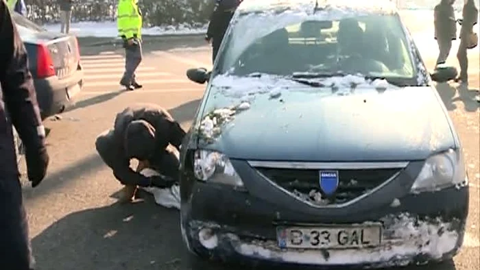 
    Bărbatul ar avea în jur de 30 de ani şi conducea un Logan, proprietate personalăfoto: România Tv  