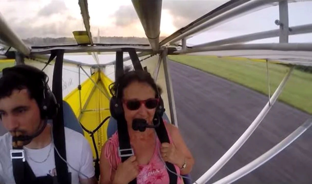 
    Pilotul a avut o surpriză când pasagerul nepoftit a apărut pe aripa aeroplanuluifoto: captură video  
