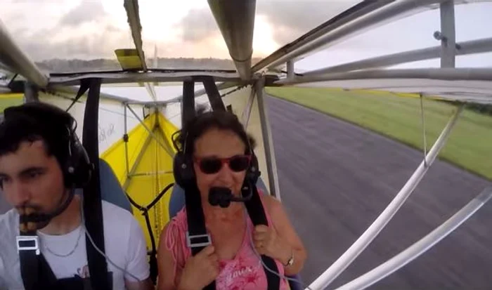 Pilotul a avut o surpriză când pasagerul nepoftit a apărut pe aripa aeroplanuluifoto: captură video