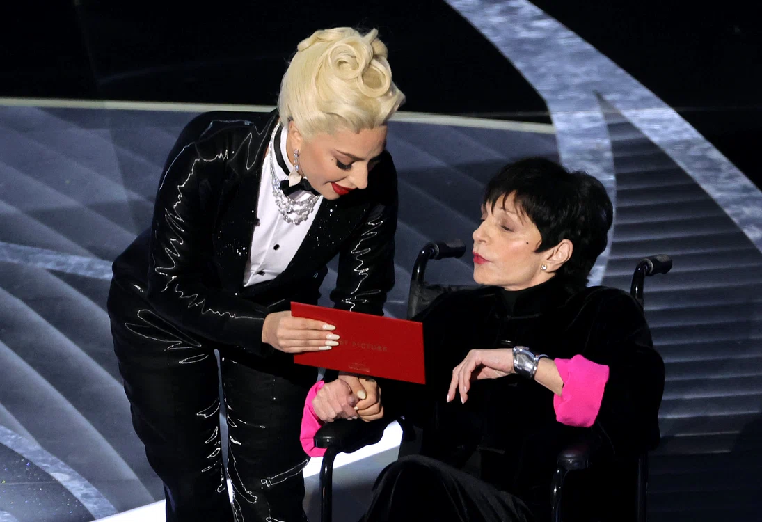 Liza Minnelli, ajutată de Lady Gaga pe scena Premiilor Oscar Foto: Getty 
