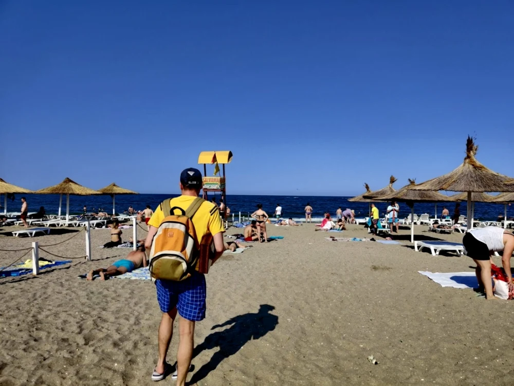 Restaurantele pot primi clienţi şi în interior, la o capacitate de 30% în Mamaia şi de 50% în Vama Veche Foto: Calin Gavrilas