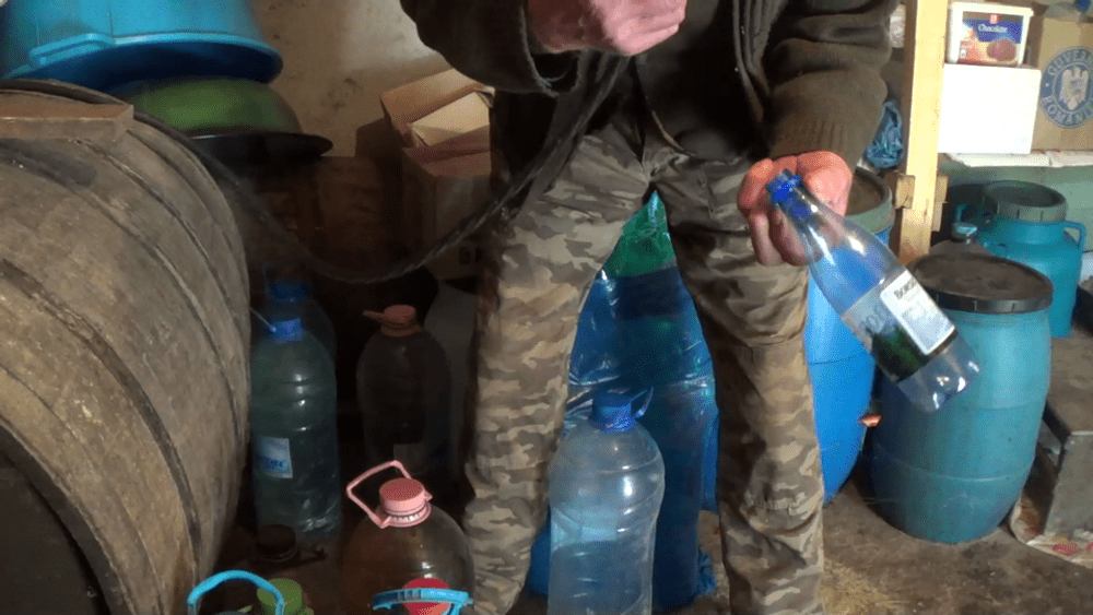 Cum se prepară țuica de Buzău, cel mai aromat produs. Micile secrete dezvăluite de un țuicar de 100 de ani