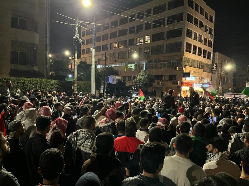 Proteste masive după atacul asupra spitalului din Gaza, soldat cu sute de morți. Ambasada Israelului din Iordania, luată cu asalt | VIDEO