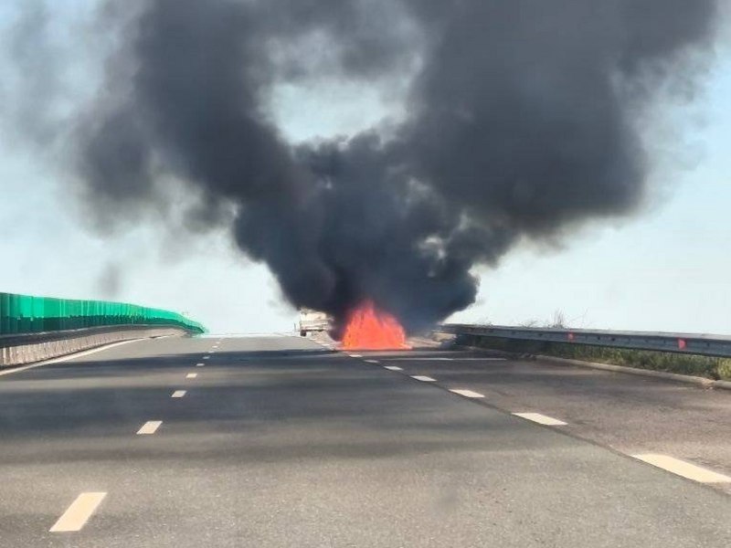 O mașină a luat foc pe Autostrada Soarelui. Pasagerii au reuşit să se autoevacueze, fără a suferi leziuni