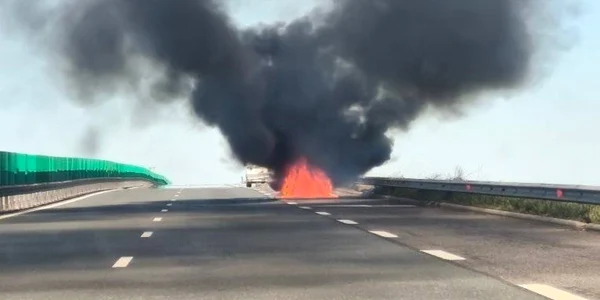 o masina a luat foc pe autostrada soarelui foto facebook png