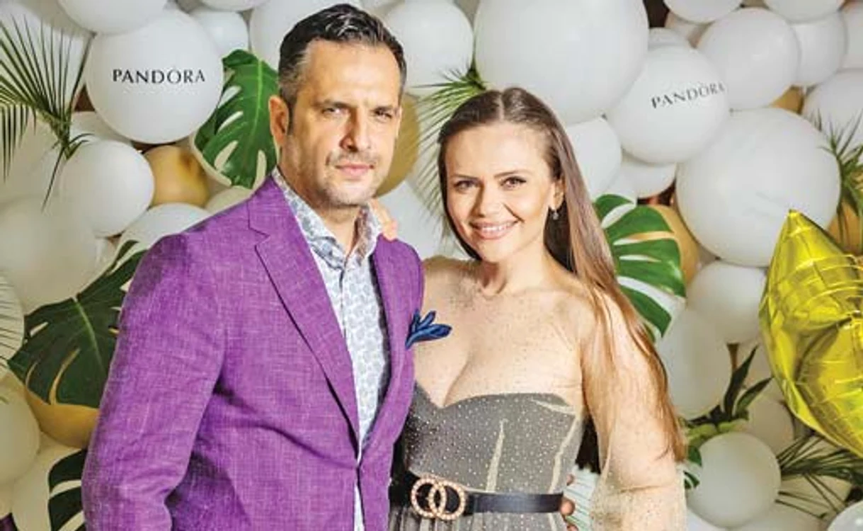 
    Acum 60 kg - Cristina, soţia lui  Mădălin Ionescu,  are o talie de viespe,  pe care a afişat-o  recent la  evenimente  mondene  