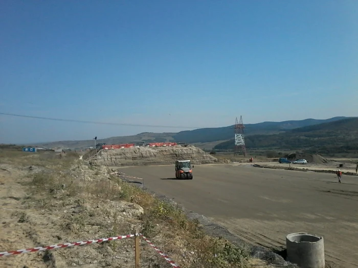 Autostrada Orăştie-Sibiu a fost demolată pe o porţiune la numai un an de la inaugurare, din cauză că italienii de la Salini Impregilo au construit-o prost