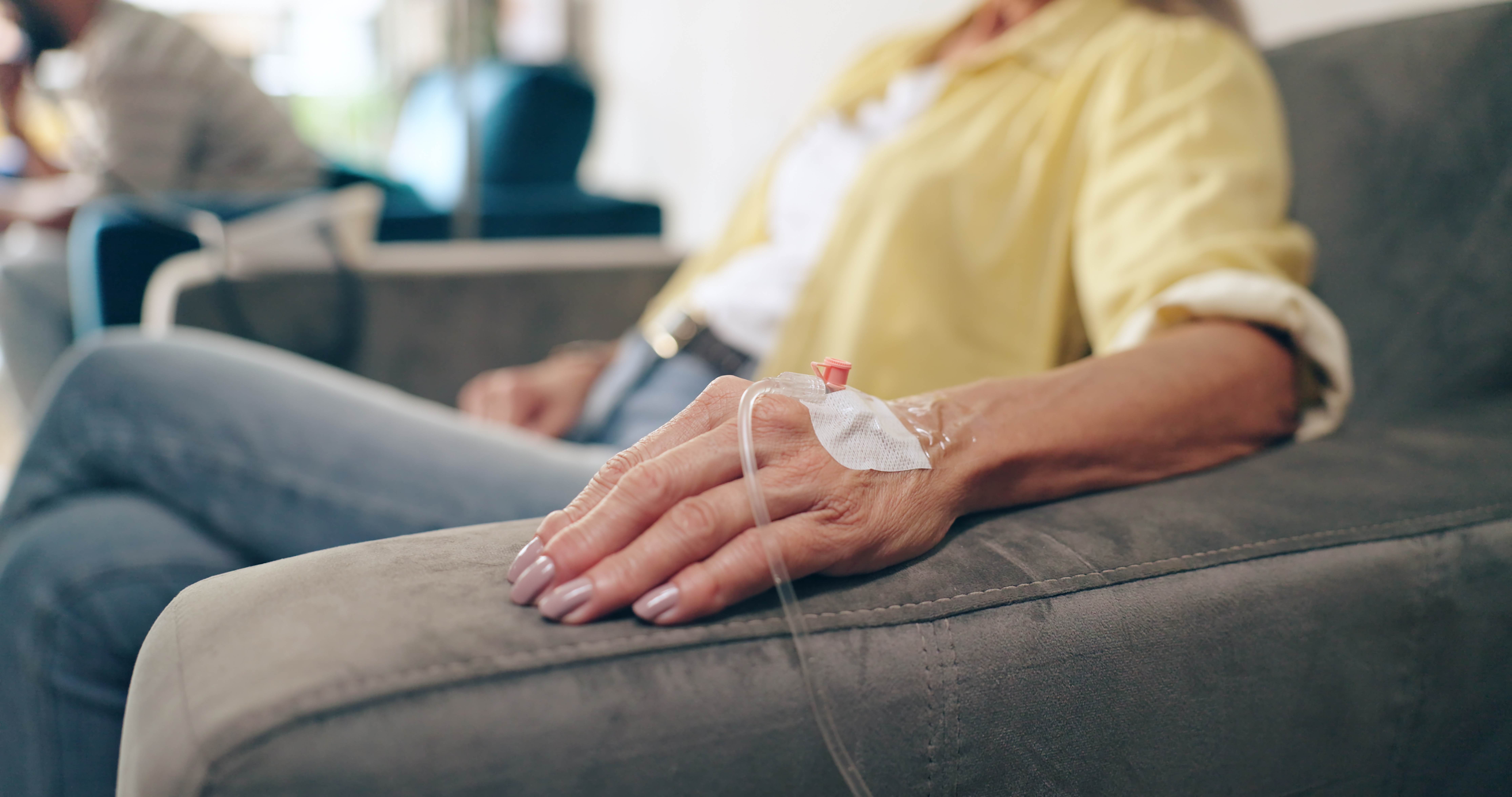 Pacientă în spital tratată pentru cancer - perfuzie  FOTO Shutterstock 
