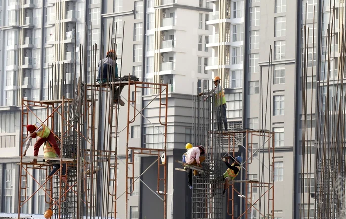 Muncitori lucrează pe un şantier în Phnom Penh Cambodgia FOTO EPA-EFE / Mak Remissa