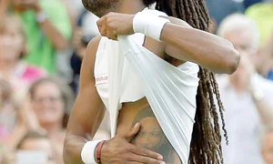 Dustin şi a  etalat tatuajul jpeg