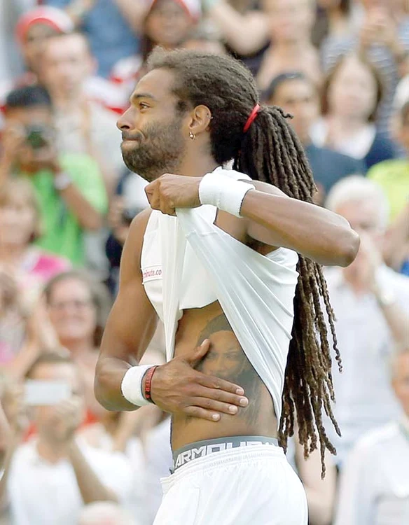 Dustin şi-a  etalat tatuajul