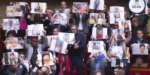 Franta Parlament, afise copii omorâți în Gaza jpg
