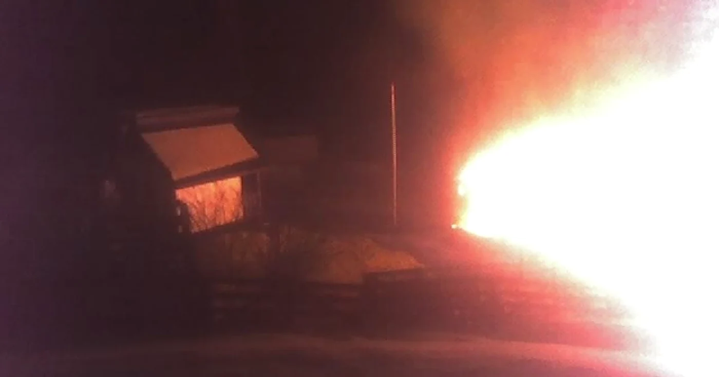 După ce au bătut-o pe femeie, cei doi  au dat foc unui depozit de cereale aflat în curtea casei