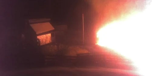 După ce au bătut-o pe femeie, cei doi  au dat foc unui depozit de cereale aflat în curtea casei