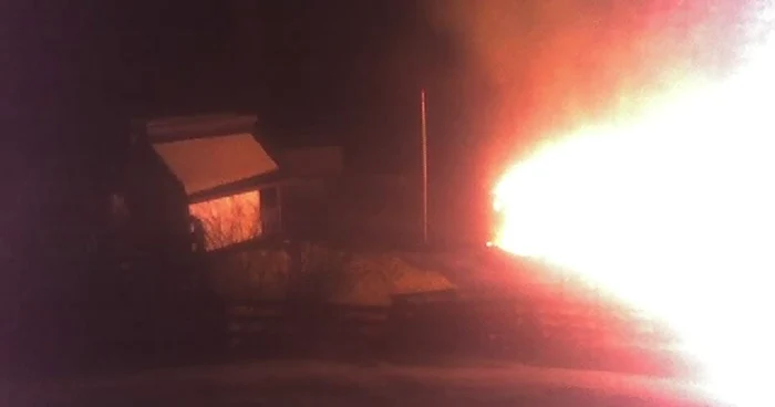 După ce au bătut-o pe femeie, cei doi au dat foc unui depozit de cereale aflat în curtea casei