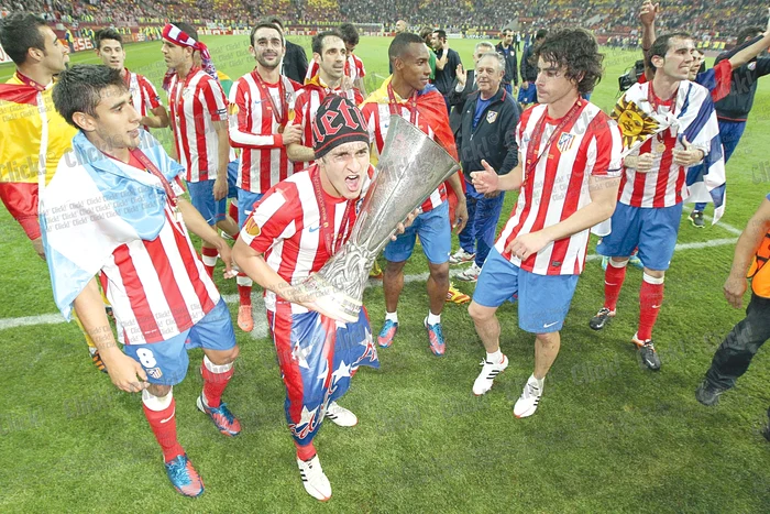 Jucătorii lui Atletico Madrid cu trofeul cucerit pentru a doua oară în istoria clubului